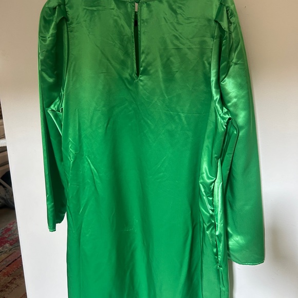 Emerald green target satin dress. NWT. Size L. Thick satin fabric with pockets. - Picture 2 of 4